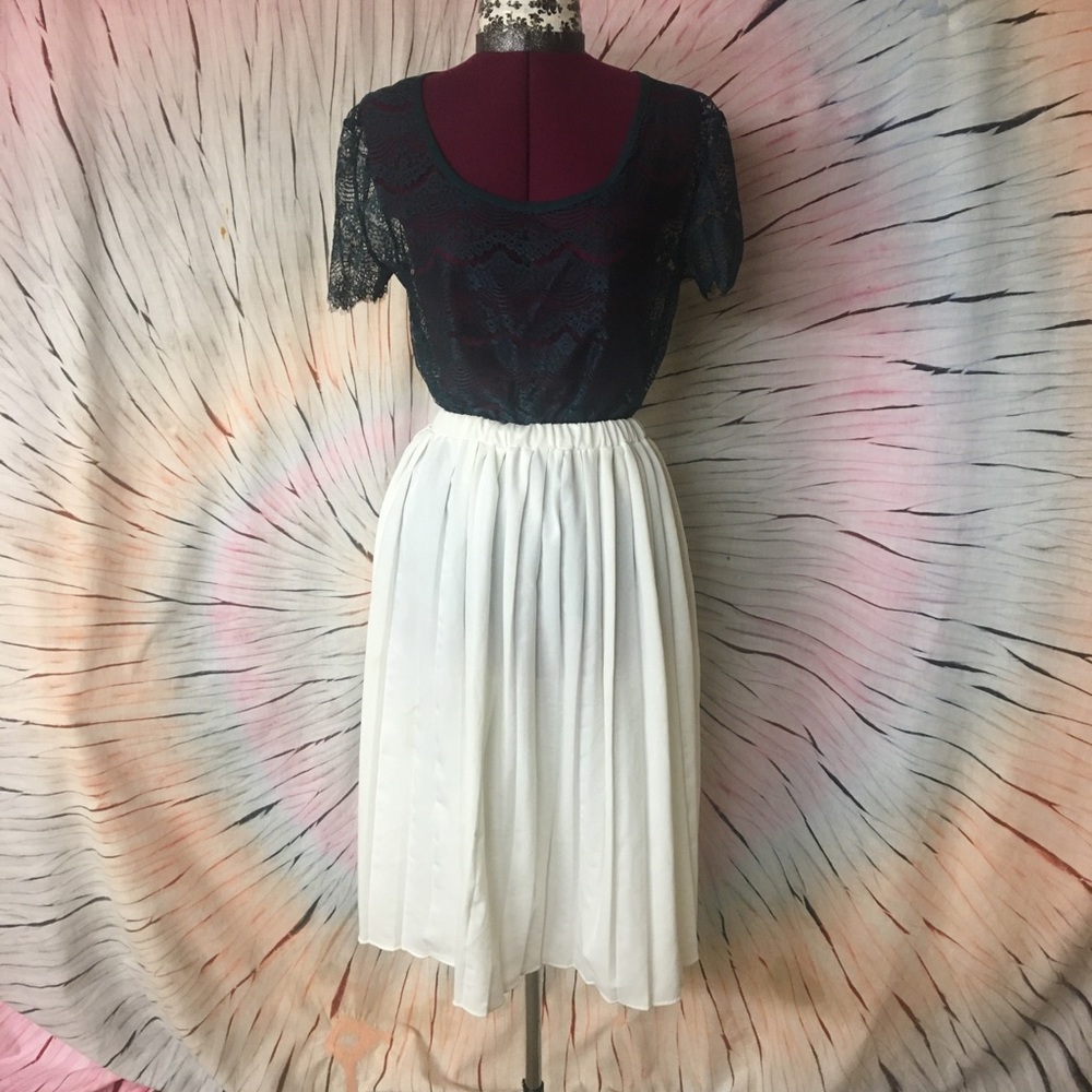 Vintage white pleated skirt